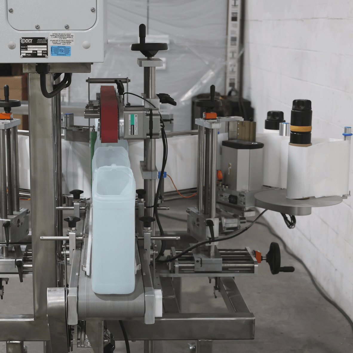 Front and back labeling machine
